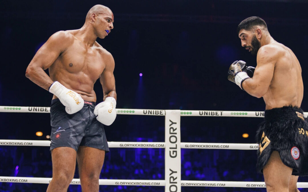 Kickboxen Offenbach, zwei Kämpfer stehen sich gegenüber im Ring und schauen sich an